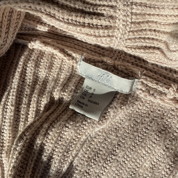 H&M 3/4 sleeve sweater - Picture 2 of 7